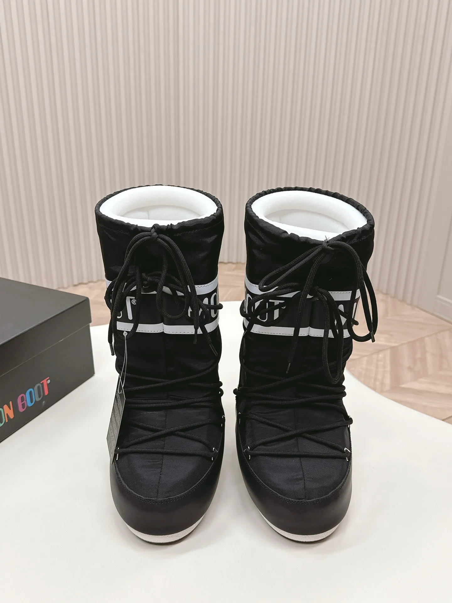Men's men's shoes pP620! Fabric high boots Moon Boot 24ss The latest snow boots series for autumn and winter... Ugly snow short boots Forget UGG, fashionable people are wearing Moon Boot snow boots. If you find it difficult to accept the revival of UGG, now there is a more alternative snow boot that is back. It is 4 cm taller, that is the Moon Boot. It was already very popular in the millennium. Paris Hilton, Victoria Beckham and other celebrities often wore it, and now the Y2K trend is popular again. The same QQ show outfit worn by young children. The ugly snow boots that have been shown by thousands of people have become popular again. They are not distinguished between men and women. They look slim and warm and easy to wear. Fabric: 70% cotton and 30% plastic. Lining: 100% silk cotton liner. Feet: 100% silk cotton liner. Outsole: thermoplastic rubber. Bottom thickness: 4cm. Size: #35-41 (41 customization is not returnable).